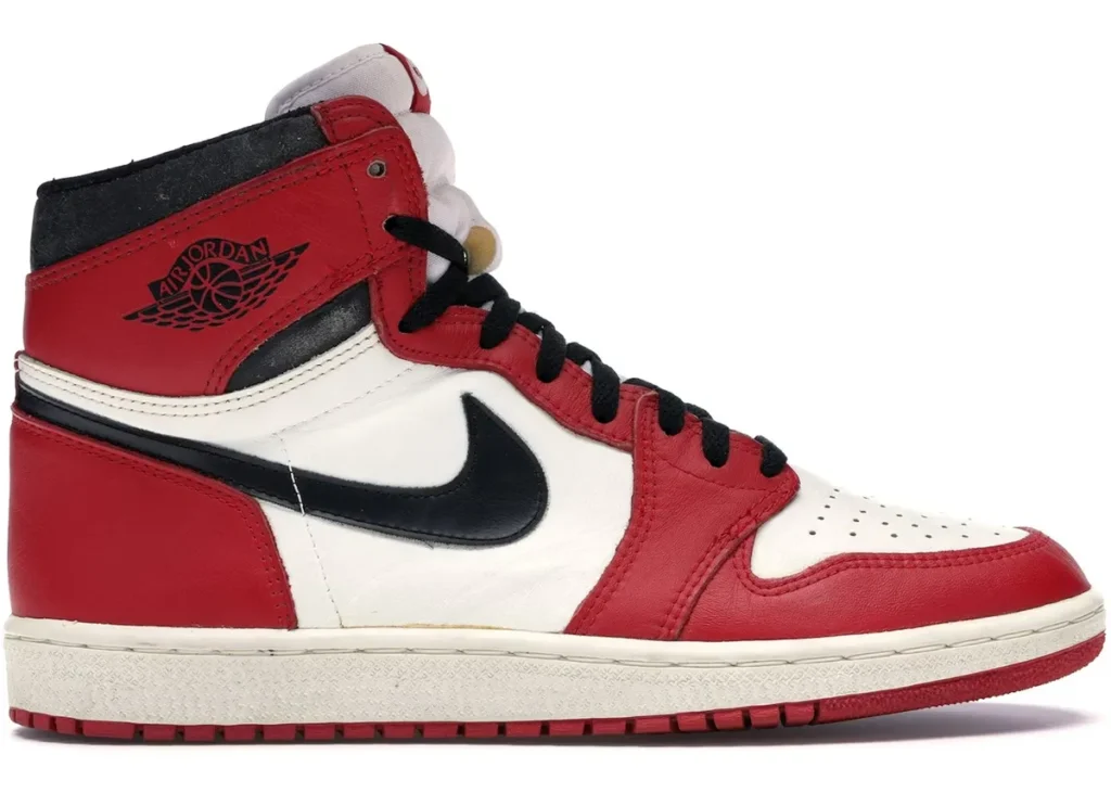 9. Air Jordan 1 Chicago (1985) O Air Jordan 1 Chicago de 1985 marcou o início da parceria entre Michael Jordan e a Nike, revolucionando o mercado de tênis. Saiba mais em: História dos Air Jordan.