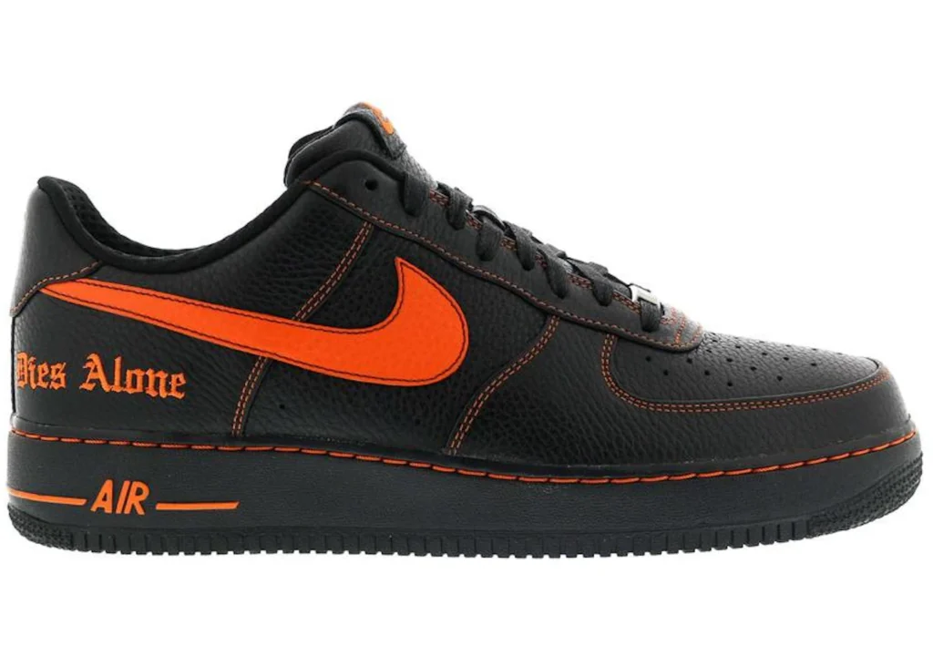 22. Air Force 1 Low VLONE Lançado em 2017 em um pop-up no Harlem, Nova York, o VLONE x NikeLab Air Force 1 estreou na ComplexCon 2016. Seu design destaca o laranja vibrante no Swoosh e um “V” da VLONE no calcanhar, com a frase bordada “Every Living Creature Dies Alone”.