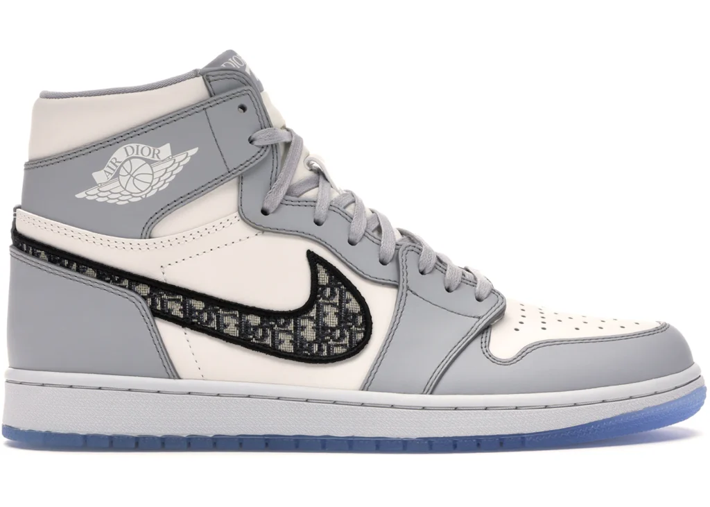 19. Air Jordan 1 Dior Apresentado no desfile masculino Outono 2020 em Miami, o Air Jordan 1 Dior (em versões High e Low) é uma colaboração entre a Dior, Kim Jones e a Jordan Brand. A coleção inclui tênis, roupas e acessórios de edição limitada.