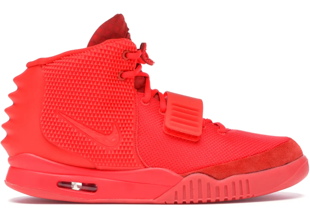 8. Air Yeezy 2 Red October O Nike Air Yeezy 2 Red October, lançado em 2014 por Kanye West via Twitter, é uma das colaborações mais hypadas da Nike, com seu design vermelho vibrante.