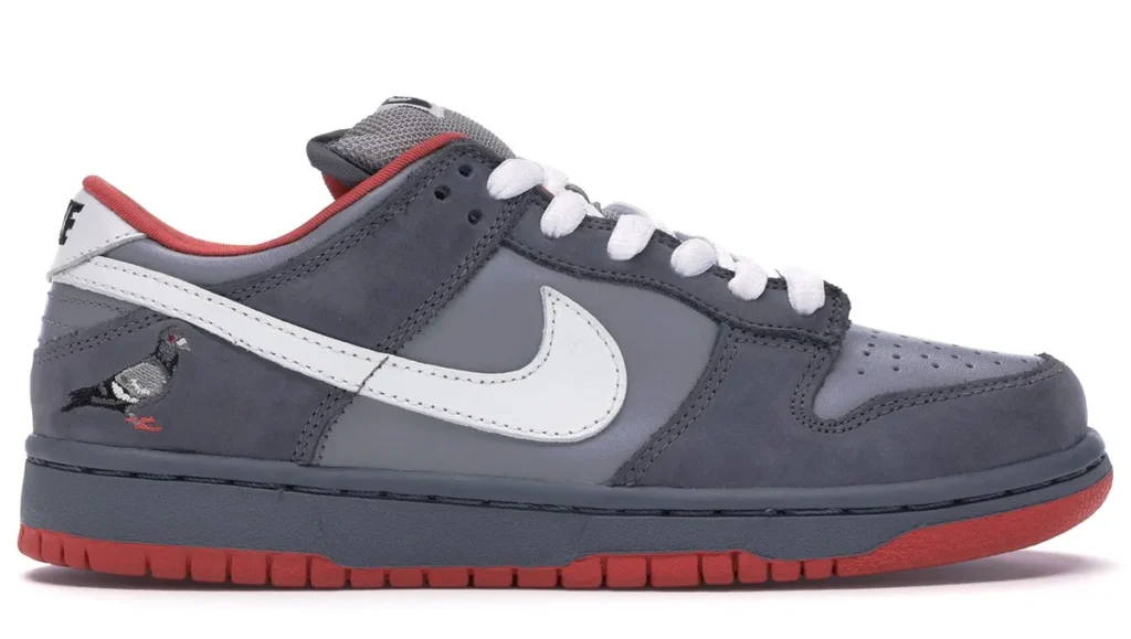 10. Dunk Low Staple NYC Desenhado por Jeff Staple, o Dunk Low Staple NYC de 2005 causou alvoroço em Nova York. Inspirado no pombo da cidade, com cerca de 150 pares, seu lançamento virou notícia no New York Post.
