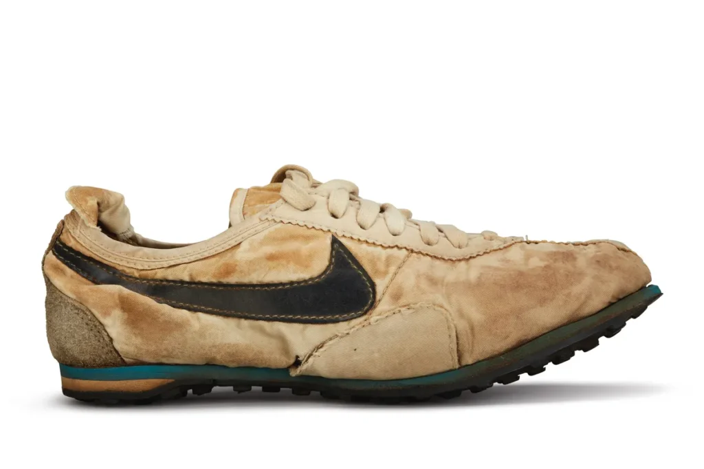 2. Nike Moon Shoe Criado por Bill Bowerman com uma sola “waffle”, o Nike Moon Shoe remete às pegadas da Lua. É um dos primeiros designs da Nike, com valor histórico imenso.