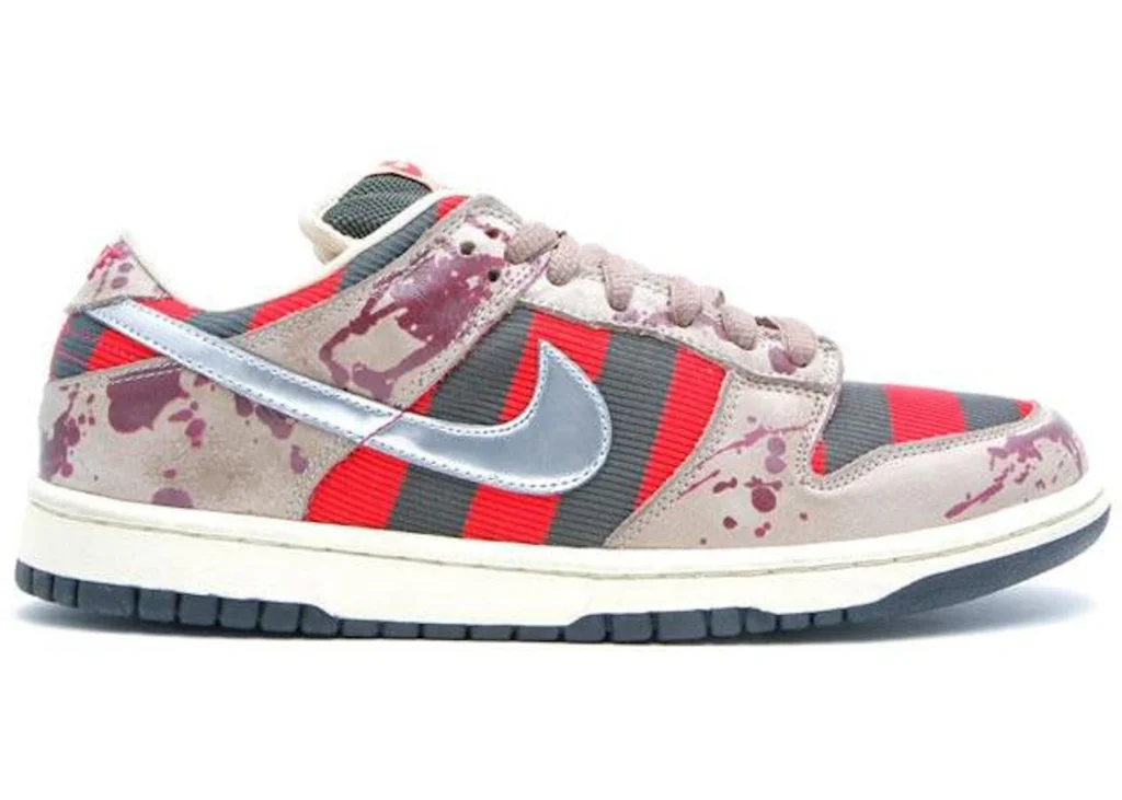 12. Nike Dunk Low Freddy Krueger Inspirado no vilão de “A Hora do Pesadelo”, o Dunk Low Pro SB ‘Freddy Krueger’ tem um suéter listrado e respingos de sangue no design. Nunca lançado oficialmente, existe apenas como sample.