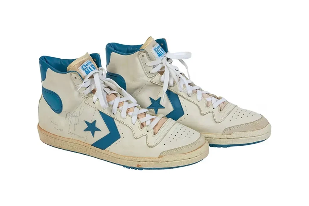 3. Game-Worn Converse Fastbreaks Usado por Michael Jordan nas Olimpíadas de 1984, o Converse Fastbreaks foi leiloado em 2017 com seu autógrafo, antes da era Air Jordan.