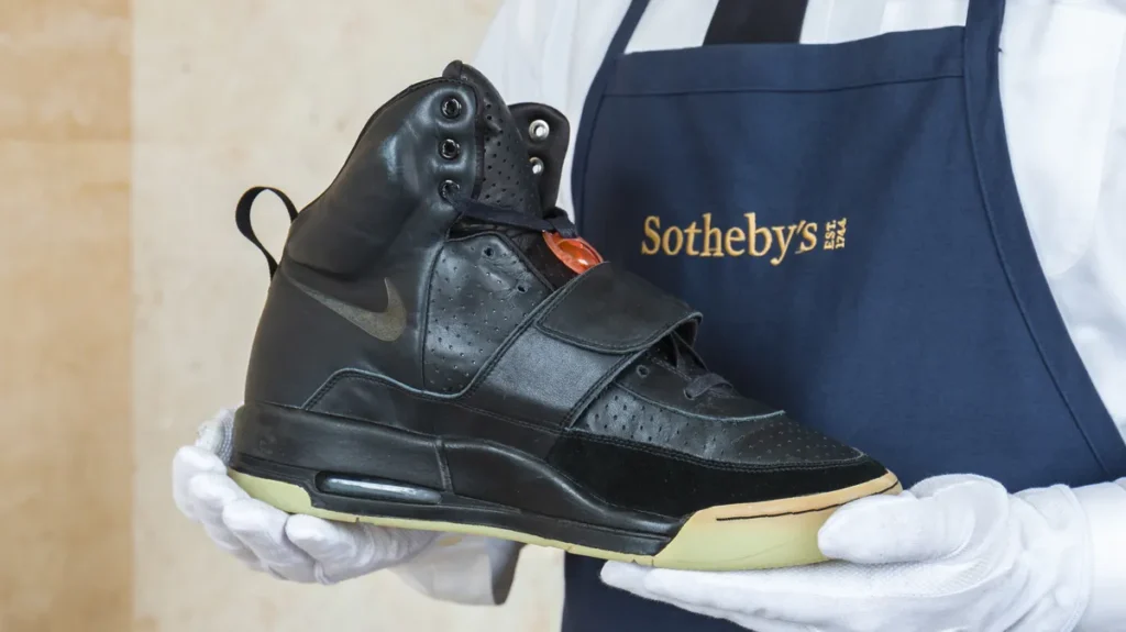 1. Nike Air Yeezy 1 Sample Grammy O tênis mais caro do mundo é o Nike Air Yeezy 1 Sample Grammy, usado por Kanye West no Grammy 2008 . Este sample único foi apresentado em Los Angeles.
