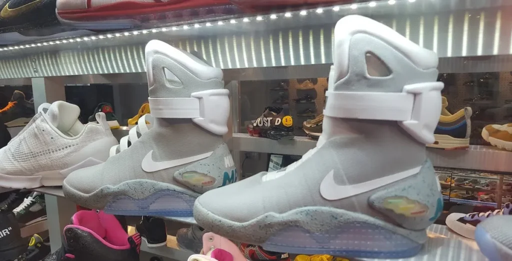O que você encontra na Flight Club? Além dos calçados, a Flight Club também vende roupas e acessórios de streetwear, mas eles ficam em segundo plano. O destaque são os sneakers, com preços que variam de US$ 200 a mais de US$ 15.000, dependendo da raridade e estado. Segundo o site oficial, cada item passa por um processo de autenticação rigoroso, garantindo que você leve para casa algo genuíno fonte: flightclub.com. Um exemplo impressionante? Em 2023, um Nike Air Mag, inspirado em De Volta para o Futuro, foi arrematado por mais de US$ 50.000 numa loja física. É o tipo de achado que faz o coração de um colecionador disparar.
