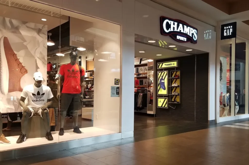 2. Champs Sports Outra gigante entre as melhores lojas físicas de tênis nos Estados Unidos, a Champs Sports é perfeita para quem busca variedade e preços competitivos. Com foco em calçados esportivos, ela oferece marcas como Nike, Adidas, Reebok e Under Armour. Visitei uma unidade em Orlando e achei a curadoria de tênis para basquete impressionante, com modelos como o Nike LeBron e o Adidas Harden. A loja também tem roupas e acessórios esportivos, ideal para montar um look completo. Fique de olho nas promoções sazonais, que podem reduzir os preços em até 40%. Confira o site da Champs Sports.