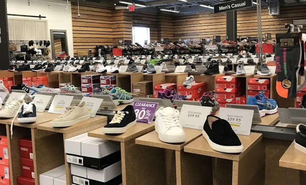 8. DSW (Designer Shoe Warehouse) Se você procura melhores outlets de tênis nos Estados Unidos, a DSW é imbatível. Fundada em 1991, ela tem mais de 400 lojas no país e oferece tênis de marcas como Nike, Adidas, New Balance e até Prada a preços acessíveis. Em Orlando, comprei um par de Skechers por menos de US$30, uma pechincha! As lojas são enormes, com opções para homens, mulheres e crianças. Dica: vá no começo do dia para evitar bagunça e encontrar os melhores tamanhos. Confira o site da DSW.