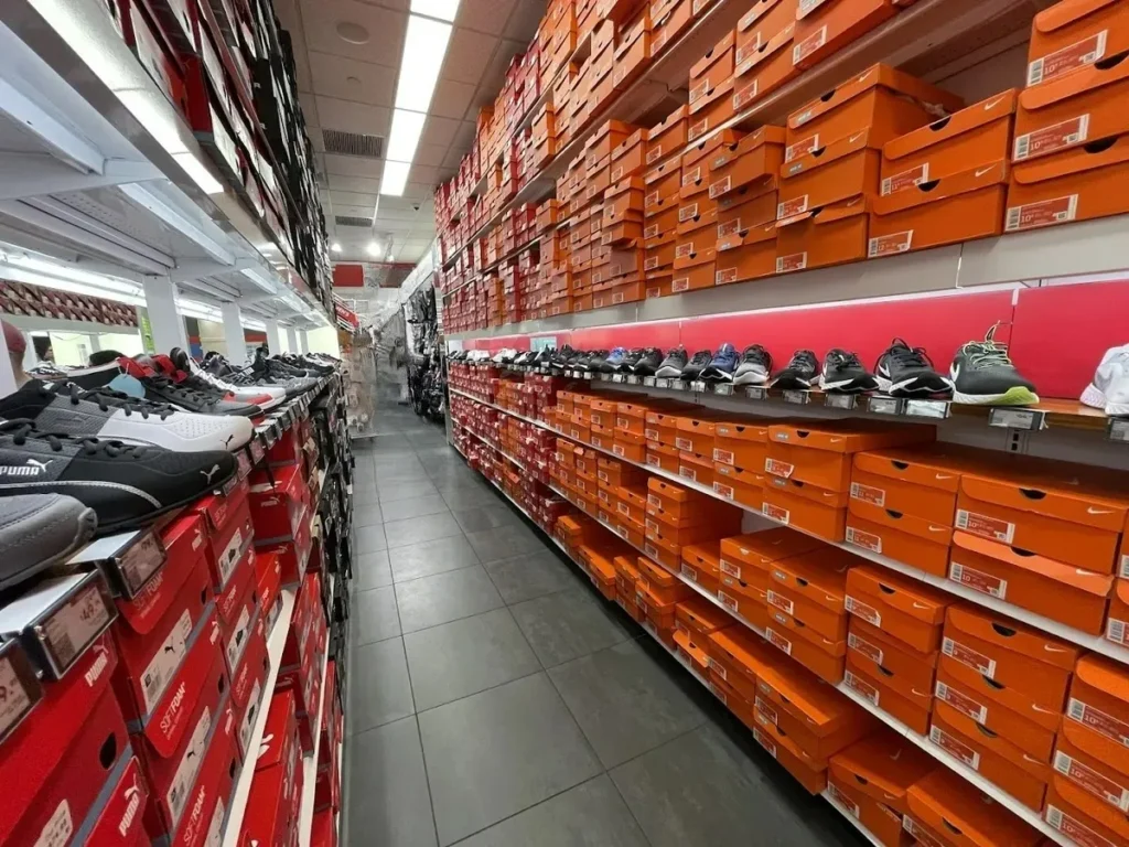 10. Famous Footwear A Famous Footwear é uma excelente opção para quem busca onde comprar tênis em loja física nos EUA com preços acessíveis. Com marcas como Nike, Converse e Vans, ela é perfeita para famílias ou quem quer variedade sem gastar muito. Em uma loja em Miami, encontrei um par de Converse All Star por US$25, algo impensável no Brasil. A loja também tem um programa de recompensas que dá descontos em compras futuras. Visite o site da Famous Footwear.