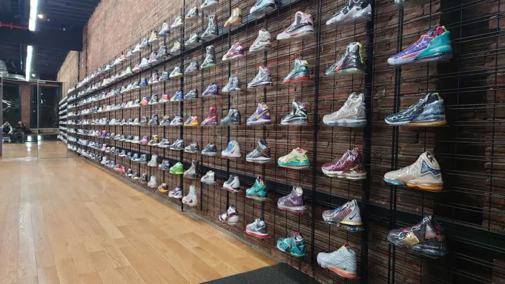 3. Flight Club Flight Club é uma referência para colecionadores, com lojas físicas em Nova York e Los Angeles, além de um site robusto. Ele opera no modelo de consignação, autenticando os tênis antes de listá-los.