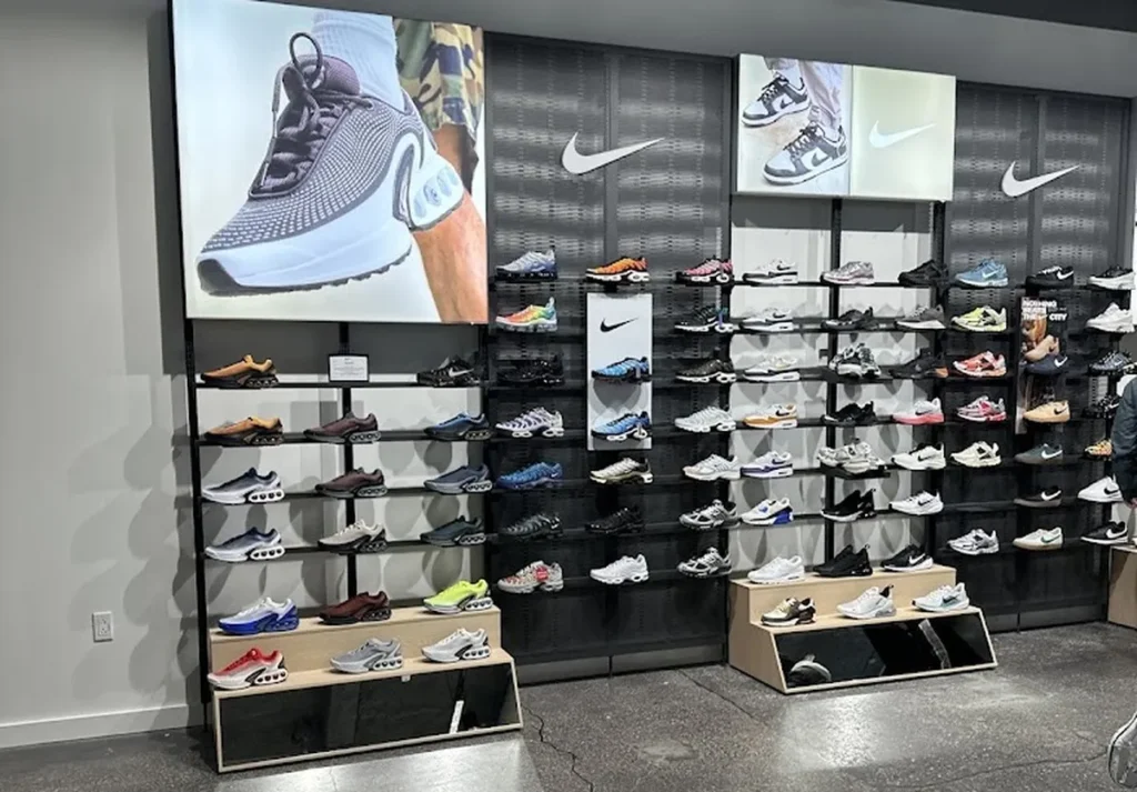 1. Foot Locker A Foot Locker é, sem dúvida, uma das lojas de tênis nos Estados Unidos recomendadas por brasileiros. Fundada em 1974, ela está presente em praticamente todos os grandes shoppings do país, de Nova York a Los Angeles. O que torna a Foot Locker especial? A enorme variedade de marcas como Nike, Adidas, Puma e Jordan, com destaque para edições limitadas e lançamentos exclusivos. Em uma visita à loja em Miami, fiquei impressionado com a seção de Air Jordan, que incluía modelos retrô que nunca vi no Brasil. O atendimento é ágil, e os vendedores, vestidos com uniformes de árbitro, são experts em ajudar a encontrar o tamanho certo. Dica: assine o programa VIP para descontos exclusivos! Visite o site oficial.