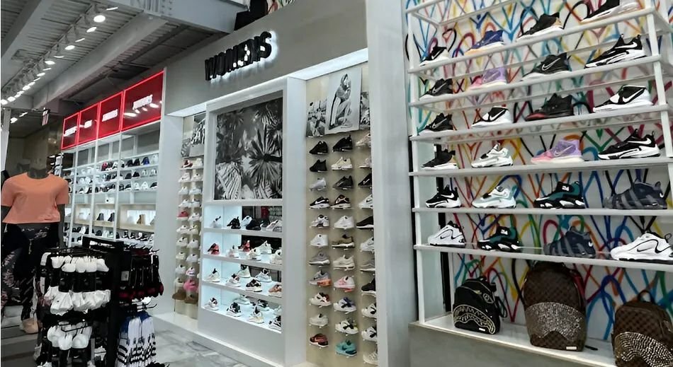 7. Shoe Palace A Shoe Palace é uma joia para quem busca onde encontrar loja de tênis original nos Estados Unidos. Com foco em moda urbana, ela oferece marcas como Jordan, Nike e Converse, além de roupas e acessórios. Visitei uma loja em São Francisco e adorei a vibe descolada, com playlists animadas e displays criativos. A Shoe Palace é perfeita para quem quer sneakers que combinem com um look streetwear. Dica: confira as promoções no site para planejar sua visita. Visite o site da Shoe Palace.