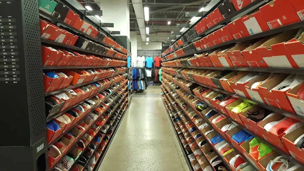 3. Nike Stores Se você quer onde comprar tênis de marca nos EUA em loja física, as Nike Stores são parada obrigatória. Essas lojas oferecem uma experiência premium, com seções dedicadas a esportes como corrida, basquete e lifestyle. A flagship store em Nova York, por exemplo, é um espetáculo à parte, com displays interativos e coleções exclusivas como o Nike Air Max e o SNKRS. Em uma visita, experimentei o Nike React Infinity Run, e a tecnologia de amortecimento me conquistou na hora. Dica: visite as Nike Clearance Stores em outlets para descontos de até 50% em modelos de coleções passadas. Acesse o site da Nike.