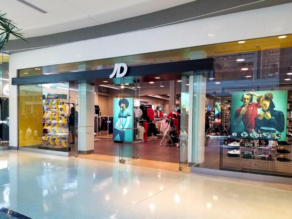 6. JD Sports Originalmente do Reino Unido, a JD Sports está conquistando os EUA com sua seleção de sneakers de marcas como Nike, Adidas e New Balance. O diferencial? A loja foca em modelos retrô e edições limitadas, perfeitos para colecionadores. Em uma unidade em Los Angeles, encontrei um par de Adidas Samba que estava esgotado online. A JD Sports é uma das lojas de tênis famosas nos EUA para comprar presencialmente, e o atendimento é sempre amigável. Acesse o site da JD Sports.