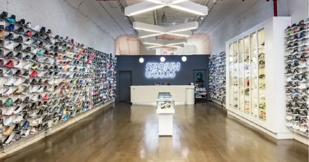 4. Stadium Goods Stadium Goods é uma plataforma premium que combina loja física e online, com foco em tênis de alta qualidade. É uma ótima opção para colaborações exclusivas. A empresa é parceira da Farfetch, o que reforça sua credibilidade.