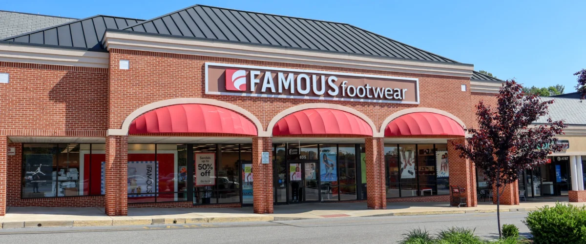 Loja Famous Footwear no Shoppes at Longwood Village, em Kennett Square.