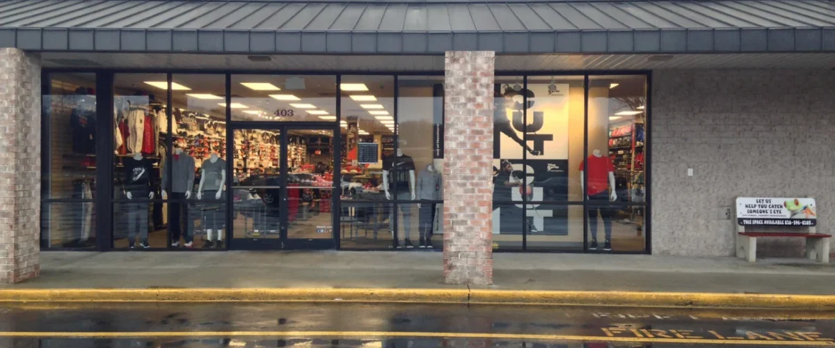 Fachada da Hibbett Sports na Freeway Drive, em Reidsville, Carolina do Norte.