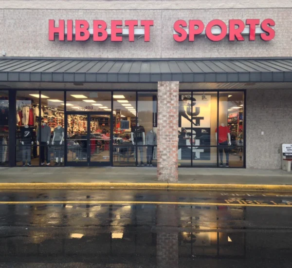 Fachada da Hibbett Sports na Freeway Drive, em Reidsville, Carolina do Norte.