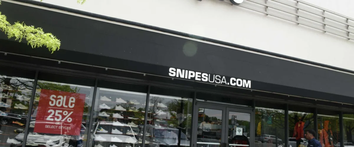 Fachada da loja SNIPES no Ridgeway Center, em Stamford, Connecticut.