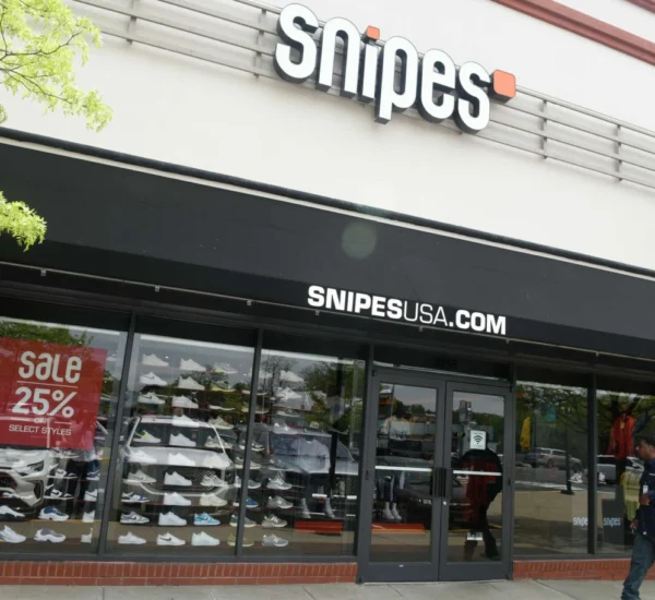 Fachada da loja SNIPES no Ridgeway Center, em Stamford, Connecticut.