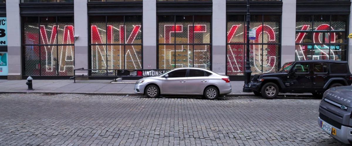 Fachada da YankeeKicks voltada para a Bond Street, em NoHo, Nova York.