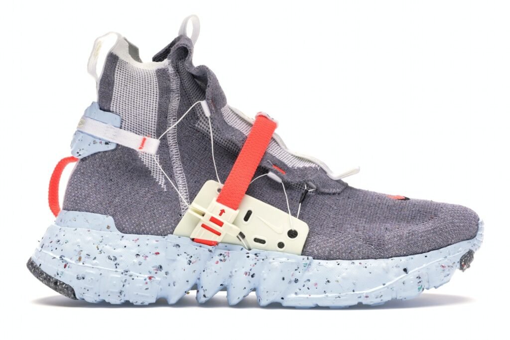 In addition to its futuristic design, the Nike Space Hippie 3 presents a proposal thought about the future of the planet, a collection of exploratory footwear built with Nike's own "space junk", transforms the waste material of the factory floor into a radical expression of circularity. design. 