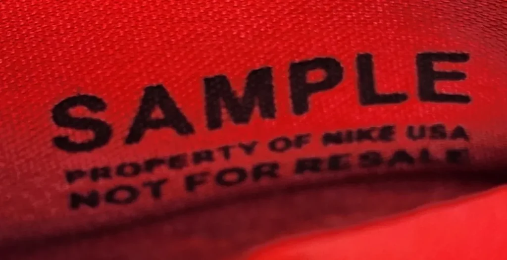 ¿Qué es SV? SV, o Sample Version, es la abreviatura para versiones de muestra de zapatillas. Estos modelos, a menudo lanzados antes de un lanzamiento oficial, son exclusivos y codiciados por coleccionistas. Por ser limitados y a menudo diferentes de las versiones finales, son artículos valiosos en el mundo de las zapatillas.