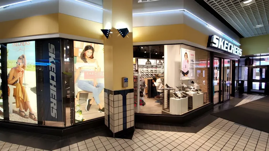 9. Skechers Las tiendas Skechers son ideales para quienes priorizan la comodidad sin renunciar al estilo. Conocida por su tecnología de amortiguación, como Arch Fit, la marca tiene tiendas propias en ciudades como Miami y Orlando. En una visita, probé las Skechers Go Run, perfectas para caminatas largas. Las tiendas de zapatillas en EE. UU. con variedad y buenos precios como Skechers también ofrecen modelos casuales e infantiles. Consejo: busca las clearance stores para descuentos increíbles. Accede al sitio web de Skechers.