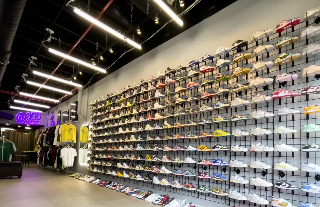 Interior de 305 Kicks en Wynwood con zapatillas de edición limitada y streetwear