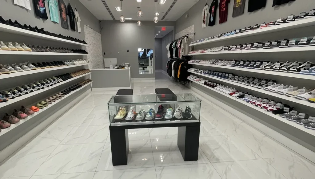 Interior de A Sneaker City en el Dadeland Mall en Kendall con zapatillas deportivas y streetwear