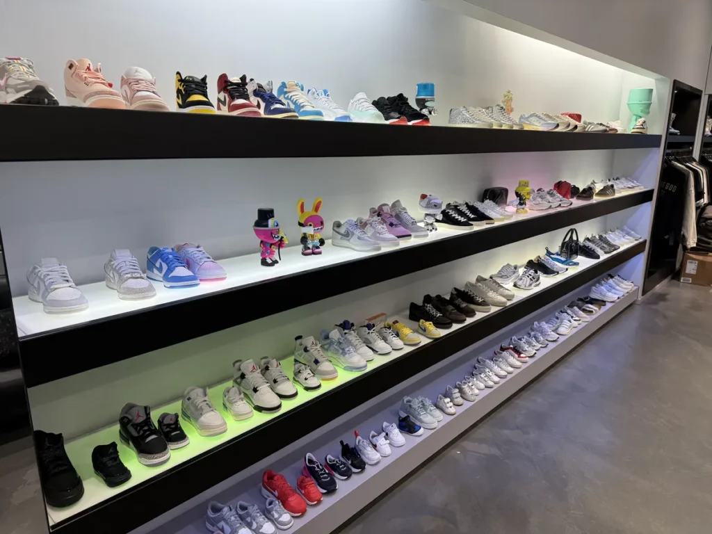 Interior de ADDICT en el Brickell City Centre en Downtown Miami con zapatillas premium y streetwear