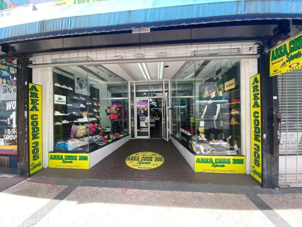 Fachada de Area Code 305 Sports en la Flagler Street en Downtown Miami con zapatillas deportivas y moda urbana