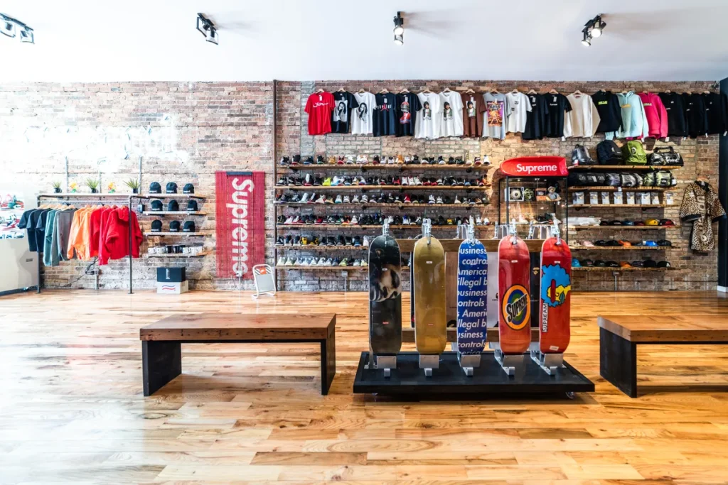 Las mejores tiendas de zapatillas de Chicago: tu guía definitiva para encontrar el par perfecto Boneyard Chicago Tienda Boneyard Chicago en West Town con zapatillas y arte urbana