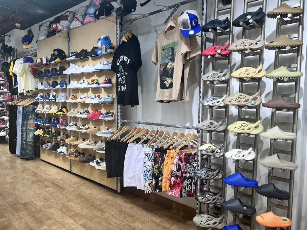 Tienda CJ Urban Wear en la Flagler Street en Downtown Miami con zapatillas asequibles y moda urbana