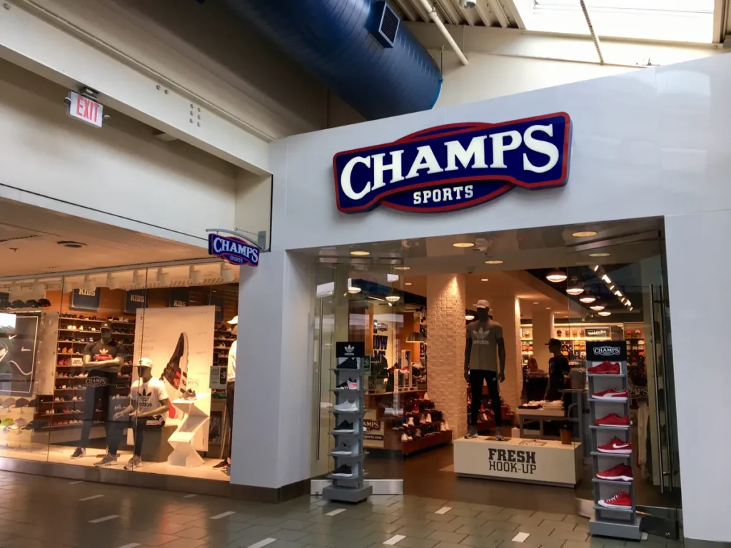 Fachada de Champs Sports en el Bayside Marketplace en Downtown Miami con zapatillas deportivas y streetwear