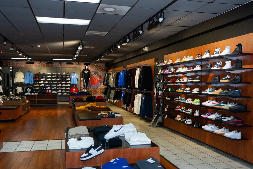 Interior de Cool J's en Allapattah con zapatillas de marcas codiciadas como Nike y Jordan