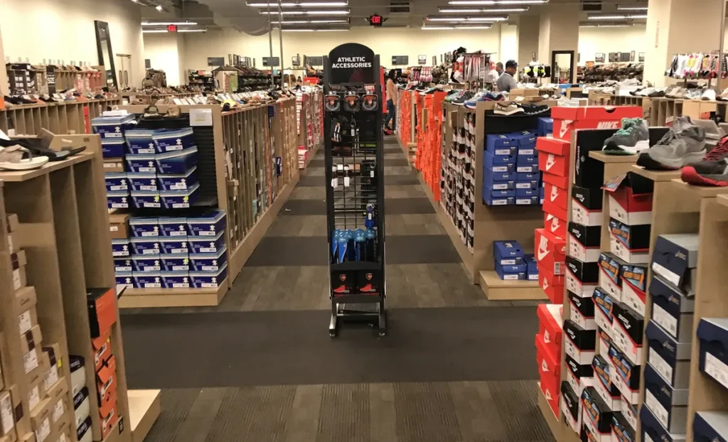 Interior de DSW Designer Shoe Warehouse en Coral Way con zapatillas asequibles de varias marcas