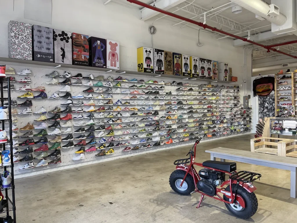 Interior de Daily en Wynwood con zapatillas y streetwear para sneakerheads