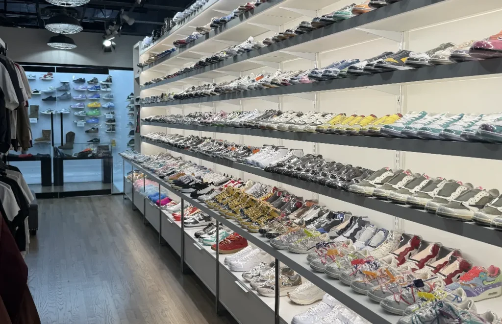 Las mejores tiendas de zapatillas de Chicago: tu guía definitiva para encontrar el par perfecto Endless Supply 1 Tienda Endless Supply con zapatillas raras y streetwear en Near North Side