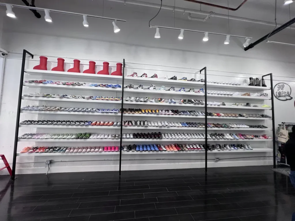 Las mejores tiendas de zapatillas de Chicago: tu guía definitiva para encontrar el par perfecto Endless Supply Tienda Endless Supply en Wicker Park con zapatillas raras y streetwear