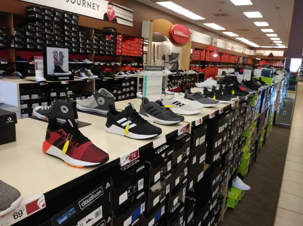 Interior de Famous Footwear en West Miami con zapatillas asequibles para toda la familia