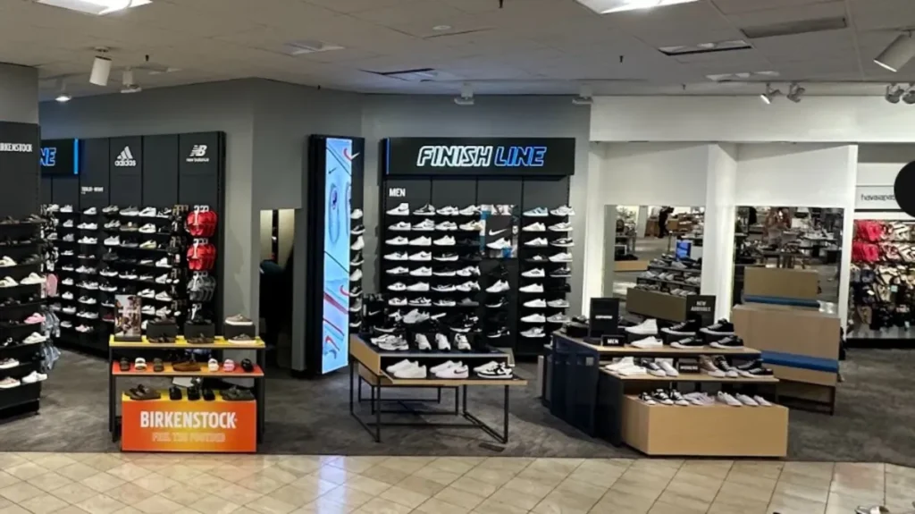 Sección de Finish Line dentro de Macy's en Miami Beach con una variedad de zapatillas deportivas
