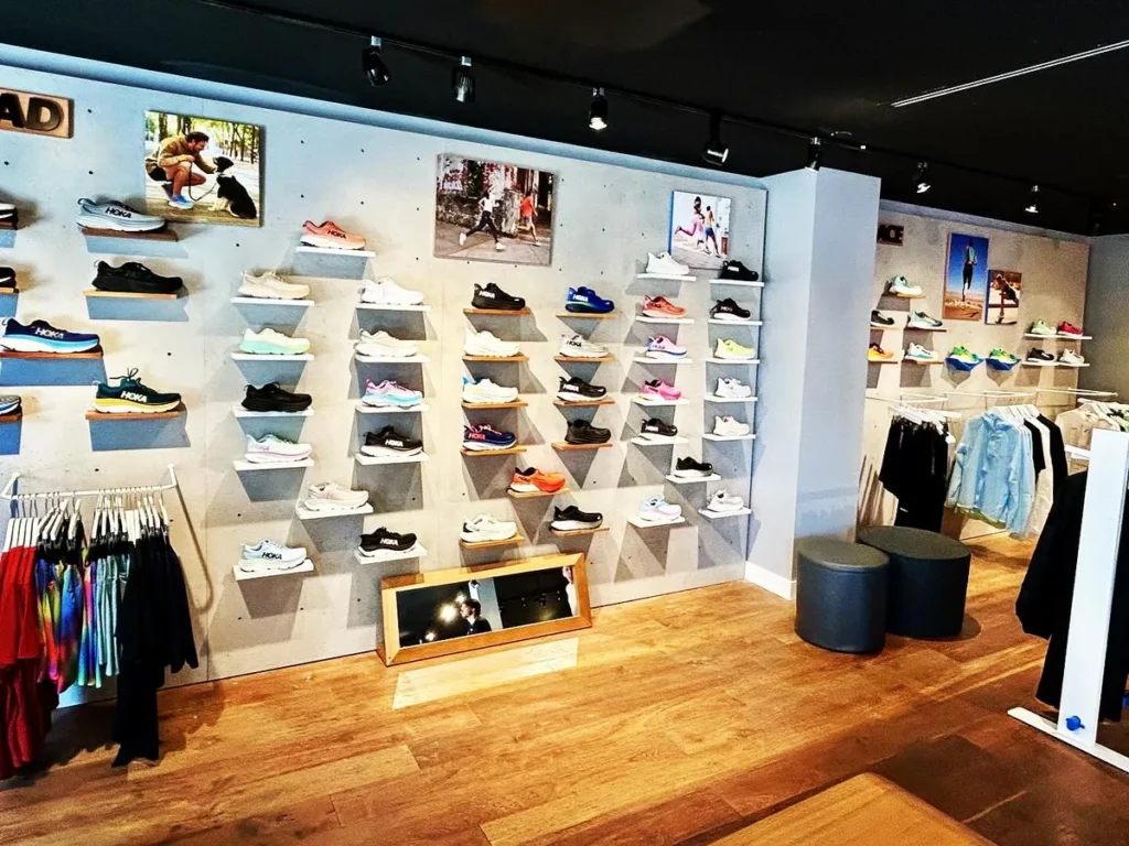 Interior de la HOKA Store Miami en Lincoln Road con zapatillas de running y asesoría personalizada
