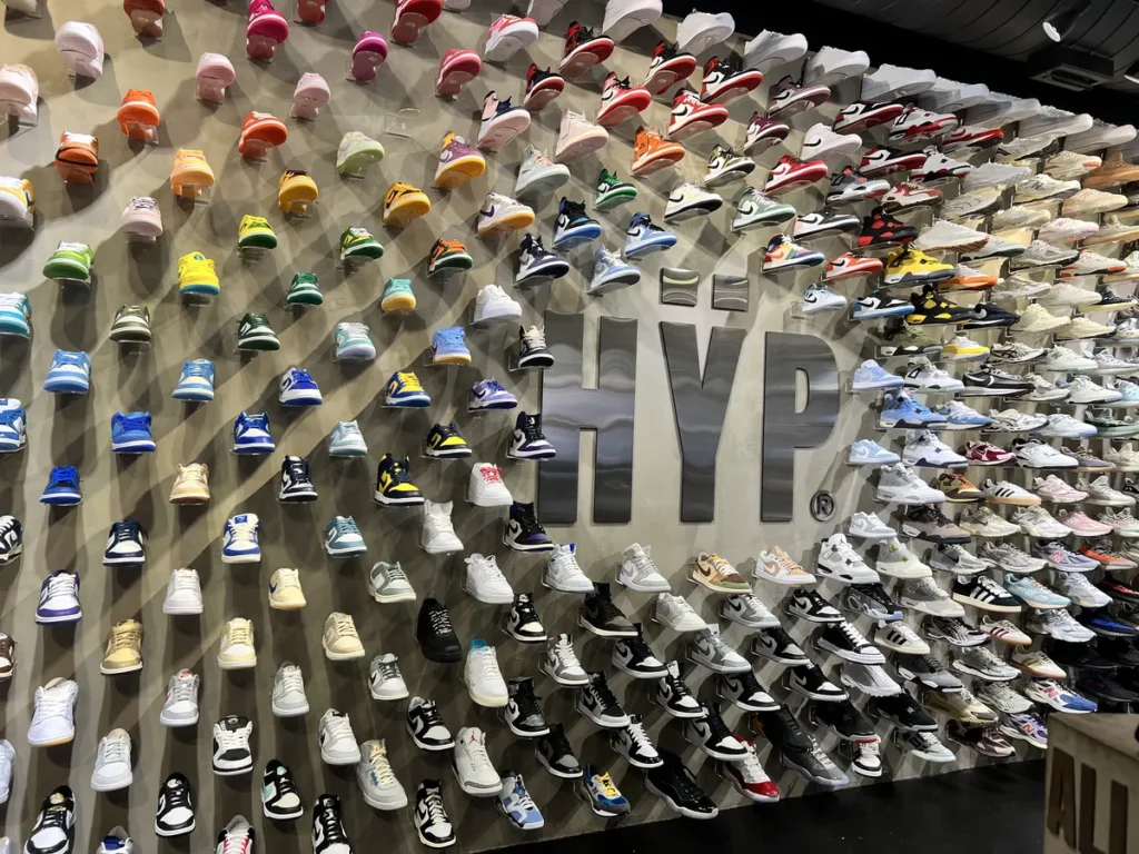 Interior de HYP Mary Brickell Village en Downtown Miami con zapatillas de edición limitada y streetwear