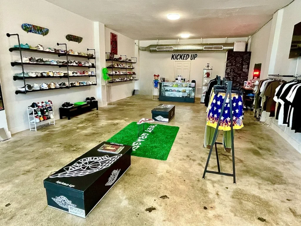 Interior de KICKED UP BY KICKSQUAD MIAMI en West Miami con zapatillas streetwear y deportivas