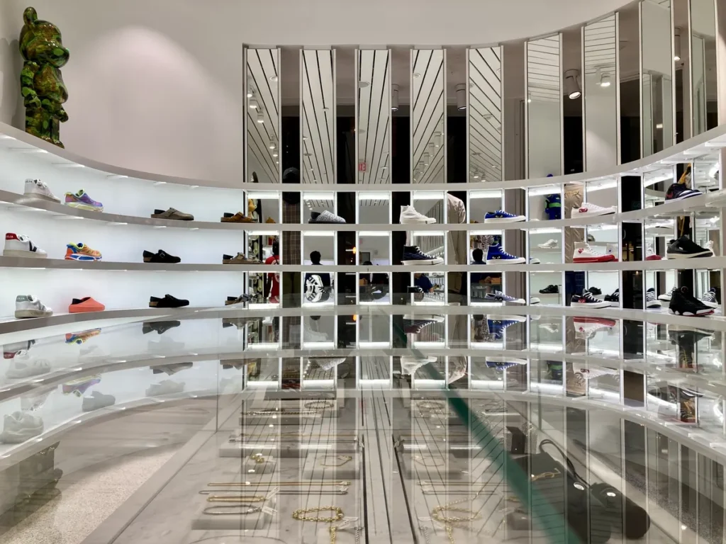 Tienda Kith Miami Beach en la Collins Avenue con zapatillas exclusivas y ropa streetwear en un ambiente sofisticado