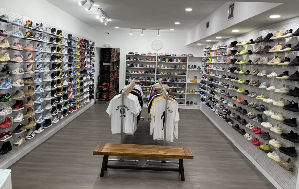 Interior de LUXE MIA en Coral Way con zapatillas de edición limitada y streetwear