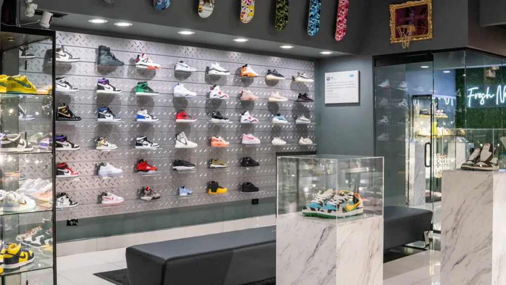 Las mejores tiendas de zapatillas de Chicago: tu guía definitiva para encontrar el par perfecto Mythical Kicks Boutique Mythical Kicks en River North con zapatillas raras y de coleccionista