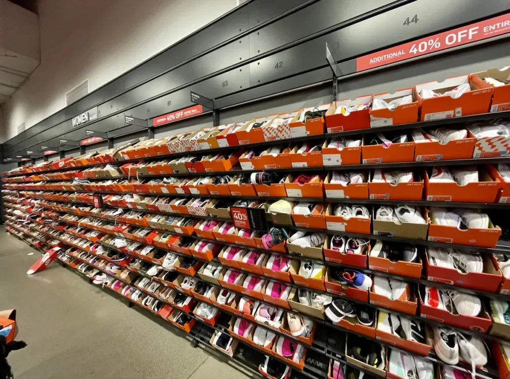 Interior de Nike Factory Store - Miami en el Dolphin Mall con zapatillas Nike en promoción