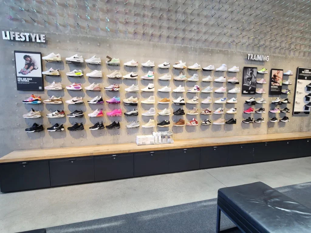 Interior de la tienda Nike Miami en Lincoln Road con una amplia selección de zapatillas deportivas y lifestyle